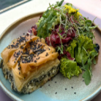 Spanakotyròpita mit Salat